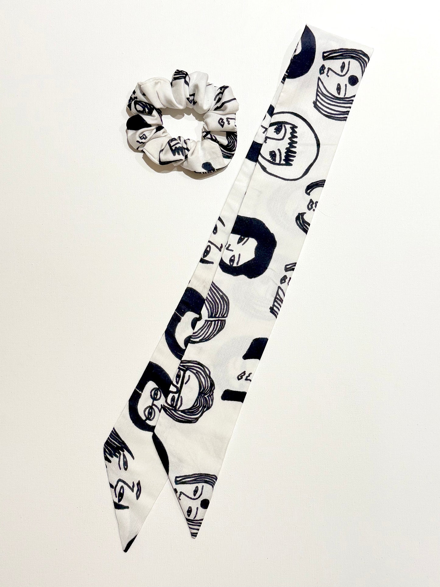 FACES BOW SCRUNCHIE