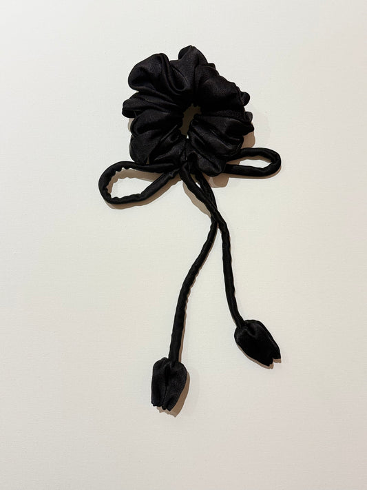 TULIP BLACK SCRUNCHIE